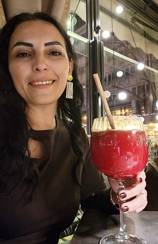 Kezban Özcan Sofya’da bir restoranda kokteyl içerken